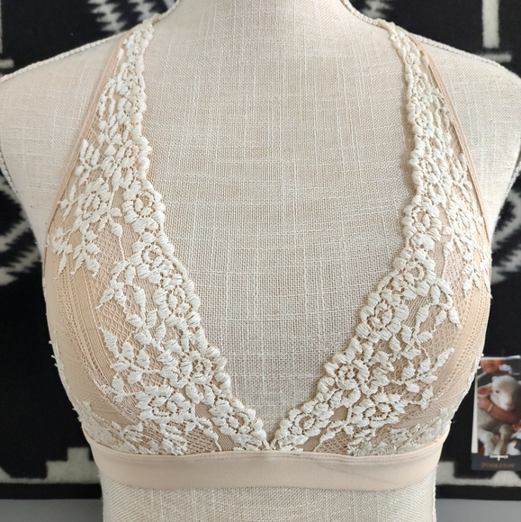 🥰 EUC Wacoal 852191 Embrace Lace Soft Cup Wireless Adjustable Bra, Sand, 32 (S) - Picture 5 of 13